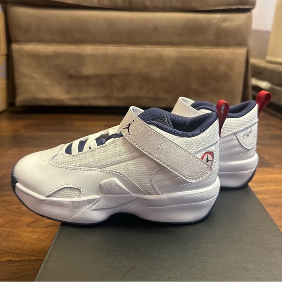Jordan Max Aura 6 Little Kids' Shoes (White/VarsityRed/Midnight Navy) Size 12c - Picture 3 of 13